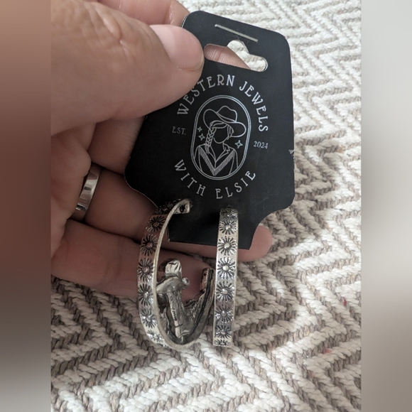 🎀$5 Western Charm Silver Boot Earrings - Picture 6 of 8